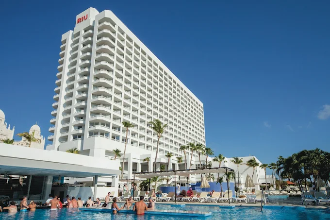 Piscina Riu Palace Antillas